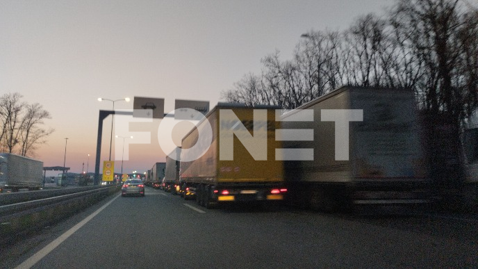 Kamioni satima na granici